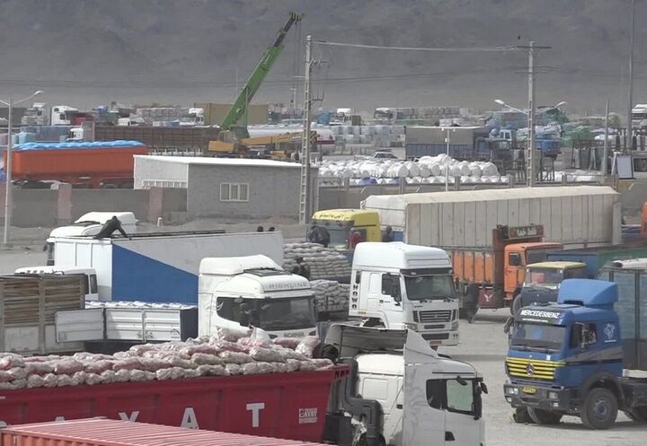 جزئیات ترخیص ۲.۵ میلیون تن کالای اساسی از گمرکات کشور در ۴۵ روز/ تزریق ۳ میلیون تن اقلام اساسی موجود در بنادر به بازار