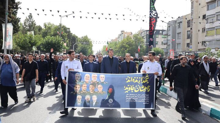 حضور مدیرعامل، اعضای هیأتمدیره و کارکنان بانک توسعه صادرات ایران در آیین تشییع شهدای اقتدار حضور مدیرعامل، اعضای هیأتمدیره و کارکنان بانک توسعه صادرات ایران در آیین تشییع شهدای اقتدار